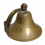 MARAVILHOSO E RARO SINO DE MÃO EXECUTADO EM BRONZE. PEÇA DE COLEÇÃO. PEÇA MARCADA. MEDINDO 11 X 14.5 X 15.5 CM