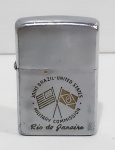 Isqueiro Zippo vintage de 1962 da Comissão Militar Conjunta Brasil-Estados Unidos, Não testado e sem garantias futuras. Medindo 5.5 x 1.5 x 4 cm