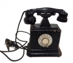 ANTIGO TELEFONE DE MESA DE COLEÇÃO. CORPO EM FERRO E ACABAMENTOS EM BAQUELITE. NÃO TESTADO SEU FUNCIONAMENTO. PERDA NA PINTURA. MEDINDO 27 X 14 X 21 CM