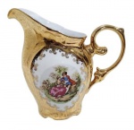 PORCELANA  SCHMIDT - Belíssima Leiteira, executada em fina porcelana branca, com farta aplicação de ouro, trabalhado em florais, cena galante em reserva, pegas repuxadas, borda em relevos. Marcado na base. Medindo 17 x 9 x 17 cm