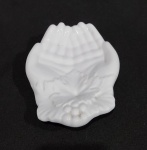 LIMOGES - ANTIGA SABONETEIRA EM PORCELANA BRANCA NO FORNATO DE UMA MÃO. PEÇA MARCADA NA BASE. MEDINDO 13 X 18 CM