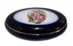 ANTIGA CAIXA PORTA JÓIAS  DE COLEÇÃO EM PORCELANA DE LIMOGES - FRANÇA. DECORAÇÃO CENA GALANTE. MEDINDO 4 X 7 X 11.5 CM