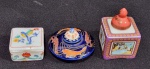 SET DE TRÊS CAIXAS PORTA COMPRIMIDOS DE COLEÇÃO EM PORCELANA E METAL. MEDINDO A MAIOR 6.5 X 4 X 4 CM E A MENOR 2 X 4 X 4 C M