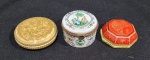 SET DE TRÊS CAIXAS PORTA COMPRIMIDOS DE COLEÇÃO EM PORCELANA E METAL. MEDINDO A MAIOR 3 X 5 CM E A MENOR 2 X 4.5 X 4.5 CM