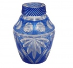 VASO EM CRISTAL DOUBLE BLUE COM RICA LAPIDAÇÃO. BICADINHO NA BORDA. MEDINDO 10 X 7 CM