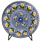 ANTIGO PRATO DE COLEÇÃO EM CERÃMICA PORTUGESA DE ALENTEJO - OLARIA FELICIANO AGOSTINHO. RICAMENTE DECORADA COM MOTIVOS FLORAIS. MEDINDO 25.5 CM