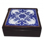 ANTIGA CAIXA EXECUTADA EM MADEIRA NOBRE ENCIMADO POR AZULEJO NO TOM AZUL COM INTERIOR FORRADO COM FELTRO VERDE. MEDINDO 6 X 17 X 17 CM