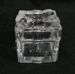 PORTA JÓIAS EM VIDRO ITALIANO COM TAMPA NO FORMATO DE UM LACINHO. MEDINDO 7.5 X 8.5 X 8.5 CM