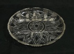 Petisqueira em cristal ricamente lapidada. Medindo 26 cm