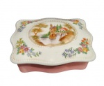 CAIXA PORTA JÓIAS EM PORCELANA RICAMENTE DECORADA E PINTADA A MÃO. PEÇA MARCADA NA BASE. MEDINDO 4.5 X 11.5 X 13.5 CM