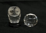 DUAS ESCULTURAS EM CRISTAL. MEDINDO A CORUJA 4 X 3 X 3 CM E A BOLA 3 X 4 CM