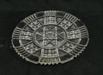 Prato para bolo em cristal lapidado com um padrão geométrico de estrela, Medindo 27 cm