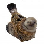 PÁSSARO DECORATIVO EM CERÃMICA VITRIFICADA. MEDINDO 10 X 8 X 13 CM