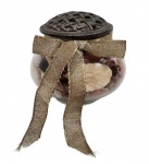 ANTIGO RECIPIENTE AROMATIZADOR EM VIDRO E TAMPA EM METAL. MEDINDO 9 X 10 CM