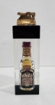 Isqueiro de mesa vintage americano em acrílico com propaganda do uísque escocês Chivas Regal. Peça marcada. Não testado seu funcionamento e sem garantias futuras. Medindo 18 x 5.5 x 5.5 cm