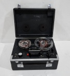 Antigo gravador de fita de rolo portátil japonês Fujiya FL-555 em sua case original. Não testado seu funcionamento e sem garantias futuras. Medindo 22 x 13 x 28 cm