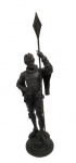 ANTIGA ESCULTURA EM PETT BRONZE REPRESENTAND UM CAVALEIRO COM TRAJES DE ÉPOCA. BRAÇO COM RACHADO CONFORME FOTO. MEDINDO 91 X 15 X 32 CM