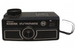 CAMERA FOTOGRÁFICA KODAK TIRA TEIMA INSTAMATIC 11. NÃO TESTADO SEU FUNCIONAMENTO E SEM GARANTIAS FUTURAS. MEDINDO 17 X 5 X 12.5 CM