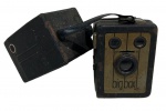 ANTIGA MÁQUINA FOTOGRÁFICA DE COLEÇÃO MARCA BIG BOX JR. DÉCADA DE 50. MEDINDO 10 X 8.5 X 11 CM