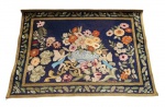 DUARTE - Antiga tapeçaria de parede feita a mão decorada com Querubins e flores. Med.: 118 x 150 cm