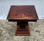 ANTIGA MESA LATERAL EM MADEIRA NOBRE. ESTILO COLONIAL BRASILEIRO. PRECISANDO LUSTRAR. MEDINDO 60 X 60 X 60 CM