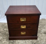 ANTIGA MESA DE CABECEIRA OU APOIO EM MADEIRA NOBRE COM TRÊS GAVETAS. MEDINDO 50 X 40 X 50 CM