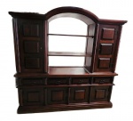 Móvel buffet com alçada de madeira nobre, parte inferior com duas portas almofadadas com prateleiras internas e 4 gavetas. Alçada com duas portas laterais, nicho central com duas prateleiras e porta articulada. Estilo colonial brasileiro. Medindo 210 x 49.5 x 212 cm