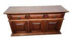 ANTIGO BUFFET EXECUTADO EM MADEIRA NOBRE NO ESTILO COLONIAL BRASILEIRO. COM TRÊS GAVETAS E TRÊS PORTAS. UM PUXADOR DA GAVETA QUEBRADO. UMA ALMOFADA DA PORTA COM RESTAURO. PRECISA ENVERNIZAR O TAMPO. MEDINDO 83 X 47.5 X 154.5 CM