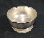 BOWL EM METAL ESPESSURADO A PRATA INGLESA. BORDA COM FRISO PEROLADO. MEDINDO 8.5 X 14.5 CM