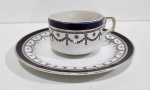 RIDGWAYS PORCELAINA - ANTIGA XÍCARA DE CHÁ EM FINA PORCELANA INGLESA NO TOM BRANCO COM DECORAÇÃO DE GUIRLANDA EM AZUL COBALTO. PEÇA COM FIO DE CABELO. MEDINDO A XÍCARA 5 X 8 X  10 CM E O PIRES 17 CM