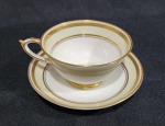 PARAGON - XÍCARA DE CHÁ DE COLEÇÃO EM PORCELANA INGLESA MODELO RAINHA ELIZABETH COM BORDA RICAMENTE FILETRADA A OURO. PEÇA DE COLEÇÃO. MEDINDO A XÍCARA5.5 X 10 X 12 CM E O PIRES 13.5 CM