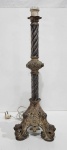 ANTIGO ABAJUR NO FORMATO DE TOCHEIRO EM METAL ESPESSURADO A PRATA COM BRASÃO DO IMPÉRIO DO BRASIL. PÉS EM FORMATO DE LEÕES ALADOS. MEDINDO 58.5 X 19 X 19 CM