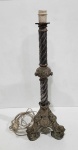 ANTIGO ABAJUR NO FORMATO DE TOCHEIRO EM METAL ESPESSURADO A PRATA COM BRASÃO DO IMPÉRIO DO BRASIL. PÉS EM FORMATO DE LEÕES ALADOS. MEDINDO 58.5 X 19 X 19 CM