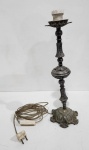 ANTIGO ABAJUR EM METAL PRATEADO RICAMENTE CINZELADO. MEDINDO44 X 13.5 CM