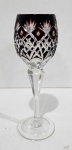 TAÇA DE COLEÇÃO EM CRISTAL EUROPEU RICAMENTE LAPIDADA NO TOM RUBY. MEDINDO 16 X 5 CM