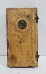 ANTIGO MISSAL COM CAPA RICAMENTE DECORADA. PEÇA DE COLEÇÃO. MEDINDO 13.5 X 8 CM