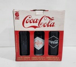 COLEÇÃO COCA-COLA LOTE DE 6 GARRAFAS RELEITURA DAS GARRAFAS DE 1899 ATÉ 1923. MEDINDO A CAIXA 19.5 X 12.5 X 18 CM