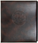 Álbum Numismático Half Penny da marca Lindner. Formato fichário, modular, podendo acrescentar mais folhas de acordo com a necessidade do usuário. Na configuração atual, comporta 181 moedas, possuindo duas folhas para moedas de 27mm (70 moedas), quatro folhas para moedas de 34mm (96 moedas) e uma folha para moedas de 50mm (15 moedas). Possui a proteção de elegantes folhas separadoras em vermelho. Folhas adicionais e módulos podem facilmente ser encontras na internet. Ítem indispensável para a organização de colecionadores exigentes 