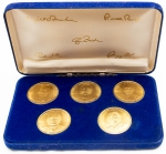 Numismática, Estados Unidos. Estojo comemorativo com cinco medalhas presidenciais (Nixon, Ford, Eisenhower, Reagan e Bush), cada uma representando também um monumento nacional (Jefferson Memorial, Casa Branca, Lincoln Memorial, Washington Monument e o Capitólio). Medalhas em bronze, estojo em veludo azul. 