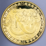 Numismática, Brasil. Moeda comemorativa do Zodíaco, signo de Peixes, folheada a ouro 24K, 40mm.