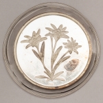 Numismática, Moeda de 1 Onça de Prata 999 (31.10g). Lírios. Confeccionada na década de 70. Encapsulada. Proof. Para colecionadores.