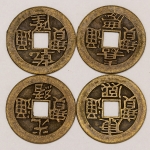 Numismática, China. Lote com 4 moedas chinesas Feng Shui. Talismã da fortuna, sorte e prosperidade. Bronze. 28mm.