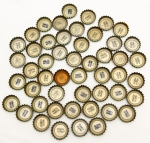 Lote com 50 tampinhas (chapinhas) de Coca-Cola, sendo 25 promoção `Vale 02 Pontos` (Ano 2000) e 25 promoção Código (Ano 2000). Oportunidade.