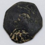Numismática, Espanha. Região da Galícia. Proveniente de achado arqueológico. Preserva resquícios do solo onde foi encontrada. Acreditamos Felipe IV. 1621-1655. Também conhecida como moeda ou dinheiro de pirata. Muito atraente para estudo e catalogação.