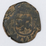 Numismática, Espanha. Região da Galícia. Proveniente de achado arqueológico. Preserva resquícios do solo onde foi encontrada. Acreditamos Felipe IV. 1621-1655. Também conhecida como moeda ou dinheiro de pirata. Muito atraente para estudo e catalogação.