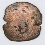 Numismática, Espanha. Região da Galícia. Proveniente de achado arqueológico. Preserva resquícios do solo onde foi encontrada. Acreditamos Felipe IV. 1621-1655. Também conhecida como moeda ou dinheiro de Prata. Muito atraente para estudo e catálogo.