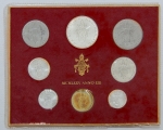 Numismática, Vaticano. Cartela com 8 moedas incluindo 500 Liras em Prata. Cartela oficial com crescente valorização. Oportunidade. Ano XIII 1975.