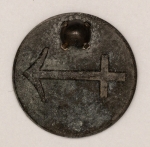 Militaria, Alemanha II Guerra. Proveniente de importante coleção adquirida em Ciney, Bélgica. (Feira de militaria) O partido nazista promoveu uma grande arrecadação de fundos, antes, durante a guerra com a venda de grande variedade de Pins, Pendentes, Badges, etc. Todos colecionáveis para incentivar a compra constante. Como referência aconselhamos o catálogo. Donation Badges, Pins & Pendants of the Third Reich de Joseph Cassidy & Christopher Alexander. Oportunidade para colecionador avançado. *Item não promove ou glorifica violência ou intolerância racial. Está à venda apenas para fins de preservação da memória histórica. A Organização do leilão não faz apologia a quaisquer movimentos políticos ou ideológicos, e repudia qualquer ideologia de cunho racista. Tinnie zodiacal. Sagitário. 