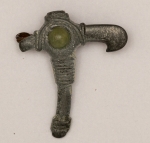 Militaria, Alemanha II Guerra. Proveniente de importante coleção adquirida em Ciney, Bélgica. (Feira de militaria) O partido nazista promoveu uma grande arrecadação de fundos, antes, durante a guerra com a venda de grande variedade de Pins, Pendentes, Badges, etc. Todos colecionáveis para incentivar a compra constante. Como referência aconselhamos o catálogo. Donation Badges, Pins & Pendants of the Third Reich de Joseph Cassidy & Christopher Alexander. Oportunidade para colecionador avançado. *Item não promove ou glorifica violência ou intolerância racial. Está à venda apenas para fins de preservação da memória histórica. A Organização do leilão não faz apologia a quaisquer movimentos políticos ou ideológicos, e repudia qualquer ideologia de cunho racista. Tinnie.