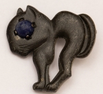 Militaria, Alemanha II Guerra. Proveniente de importante coleção adquirida em Ciney, Bélgica. (Feira de militaria) O partido nazista promoveu uma grande arrecadação de fundos, antes, durante a guerra com a venda de grande variedade de Pins, Pendentes, Badges, etc. Todos colecionáveis para incentivar a compra constante. Como referência aconselhamos o catálogo. Donation Badges, Pins & Pendants of the Third Reich de Joseph Cassidy & Christopher Alexander. Oportunidade para colecionador avançado. *Item não promove ou glorifica violência ou intolerância racial. Está à venda apenas para fins de preservação da memória histórica. A Organização do leilão não faz apologia a quaisquer movimentos políticos ou ideológicos, e repudia qualquer ideologia de cunho racista. Série animais. 31mm. 